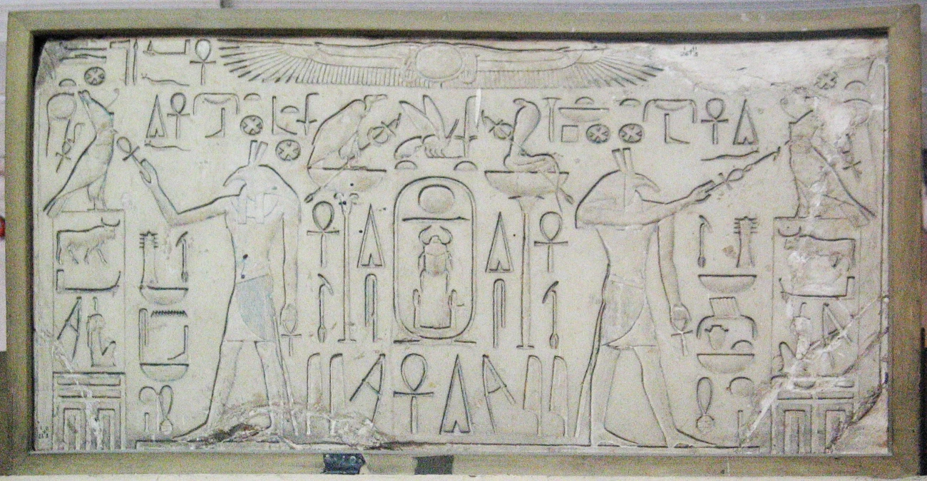 Bassorilievo raffigurante un duplice Seth che dona vita al ba di Thutmosis I ritrovato presso il tempio di Seth a Nubt di Naqada
