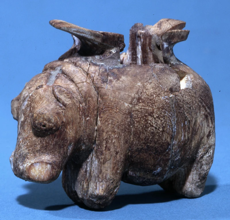 Vaso per cosmetici in avorio in forma di ippopotamo dalla cultura Badariana