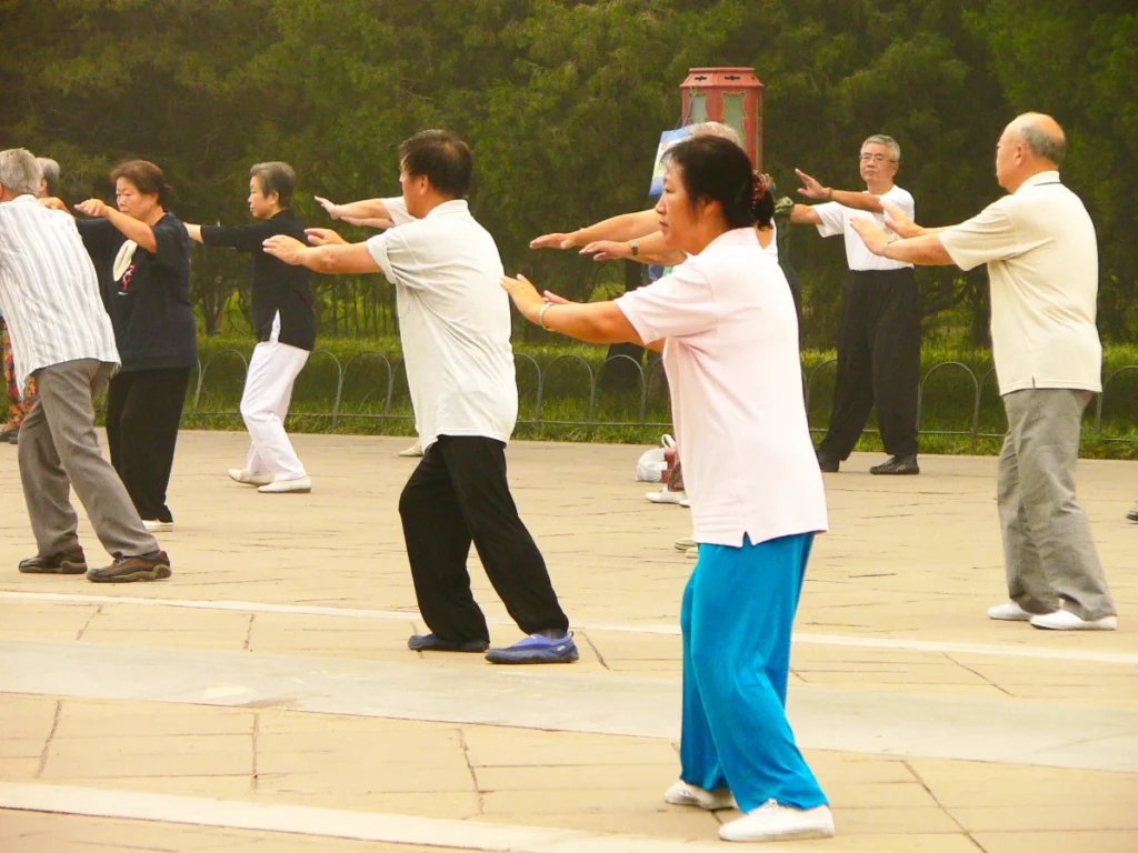 Pratica del Tai Ji Quan in un parco in Cina